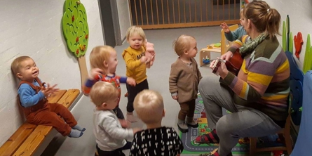 guitarspil med mange børn i gangarealet
