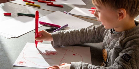 en dreng tegner et monster