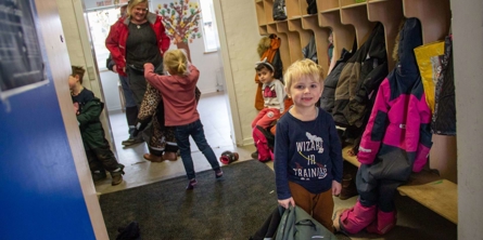 garderobe med børn og voksen