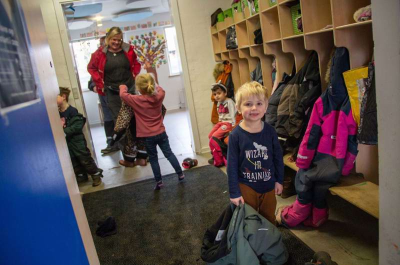 garderobe med børn og voksen