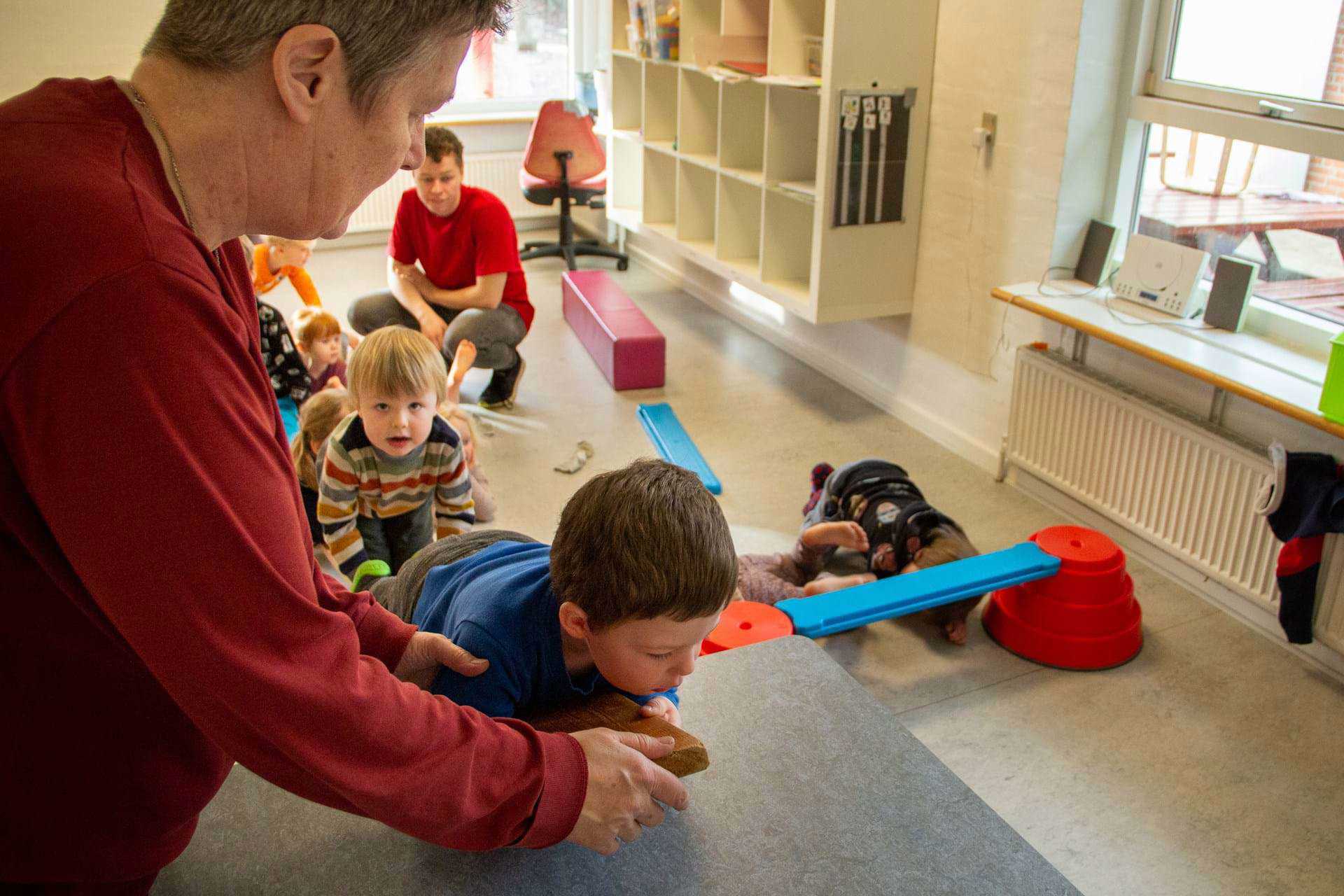 gymnastik på stuen