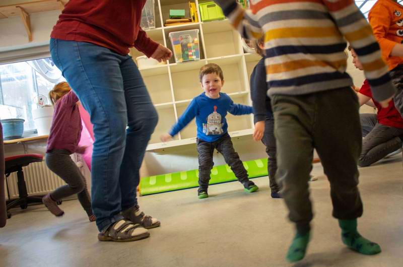 en dreng varmer op til gymnastik