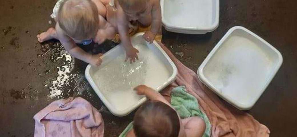 3 børn leger med vand og is