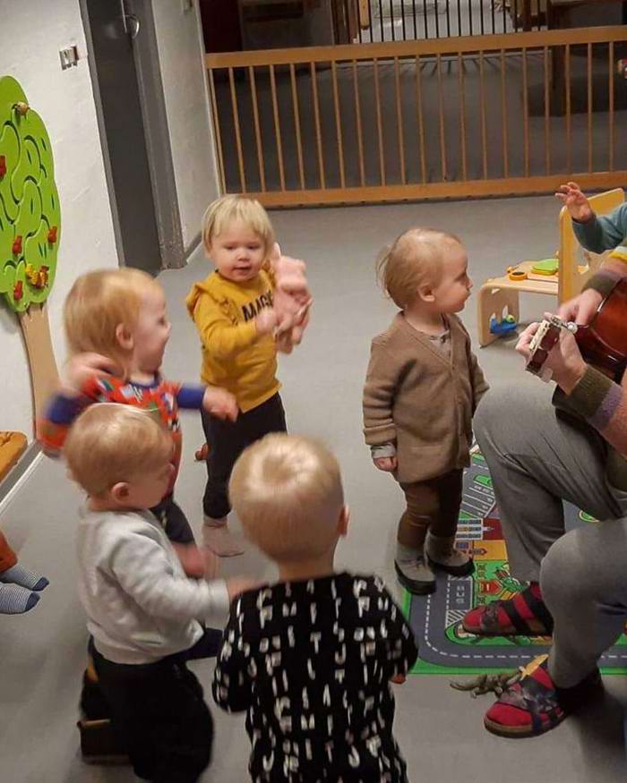 guitarspil med mange børn i gangarealet
