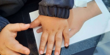 hånd på billede af hånd